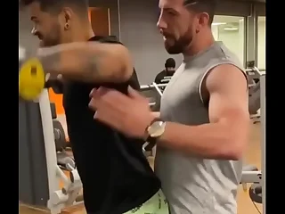 Varied trainer de bermuda tactel sarrando o pau no aluno gay &vert; Tactefilia Na Net